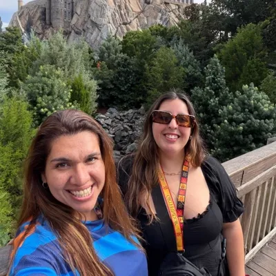 Mey con una amiga en Universal Orlando en 2025