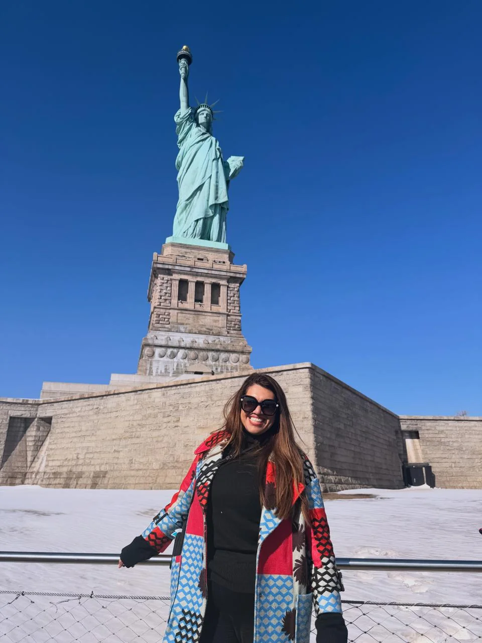 Mey Medina frente a la Estatua de la Libertad, Nueva York