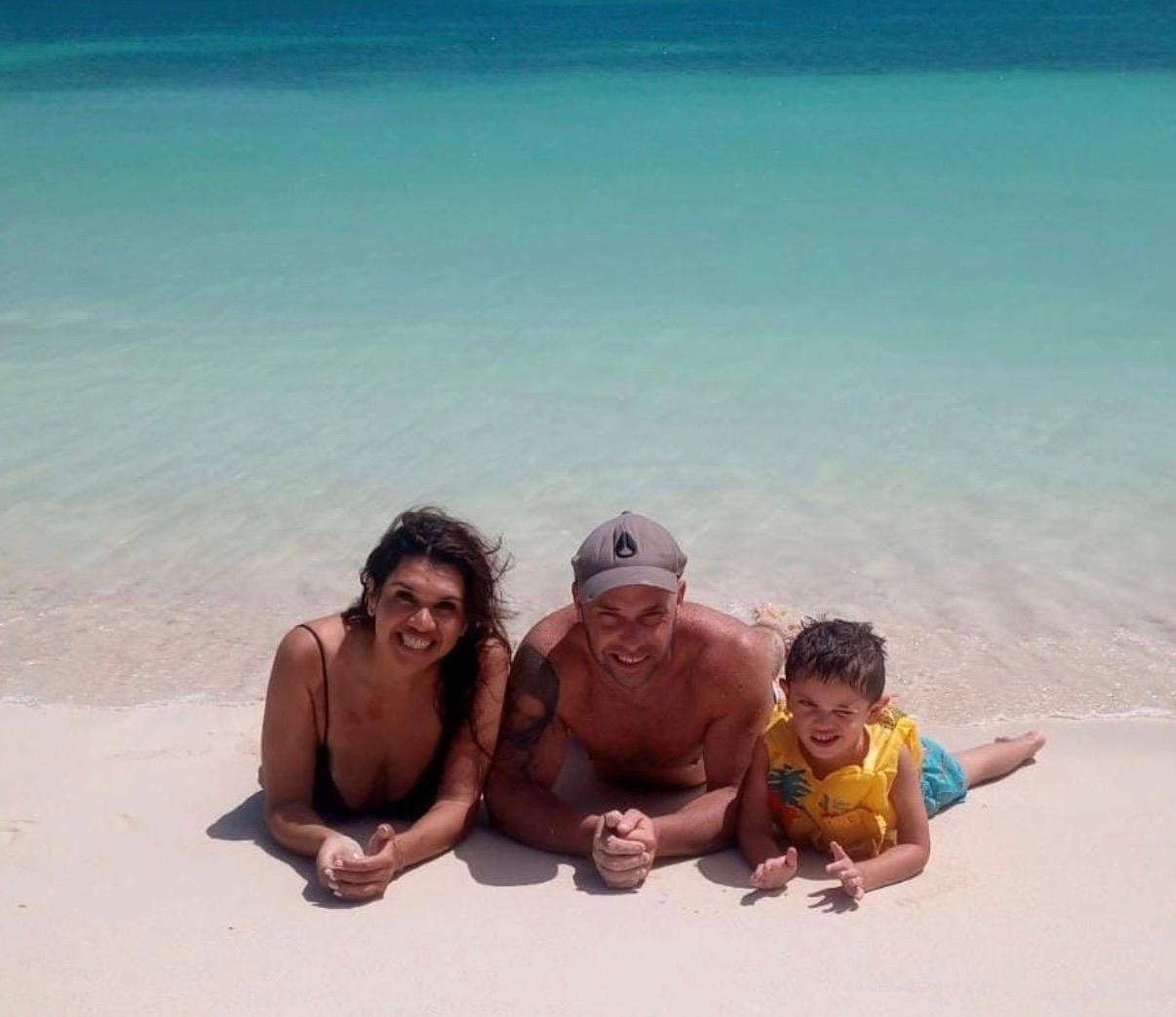 Mey con su familia en una playa de Aruba