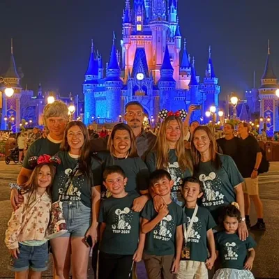 Mey con su hijo y un grupo de familias en Disney en 2026